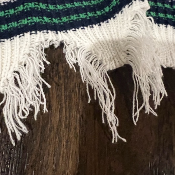 🛍️2/$10🛍️ Rue21 Oversized Distressed Cropped V Neck lSweater Size M - Picture 4 of 5